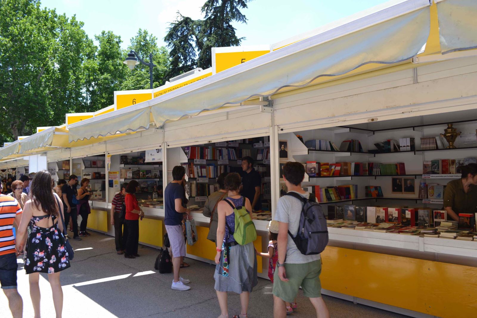 Caseta de la UNE en la Feria del Libro de Madrid 2015 / A.F. 