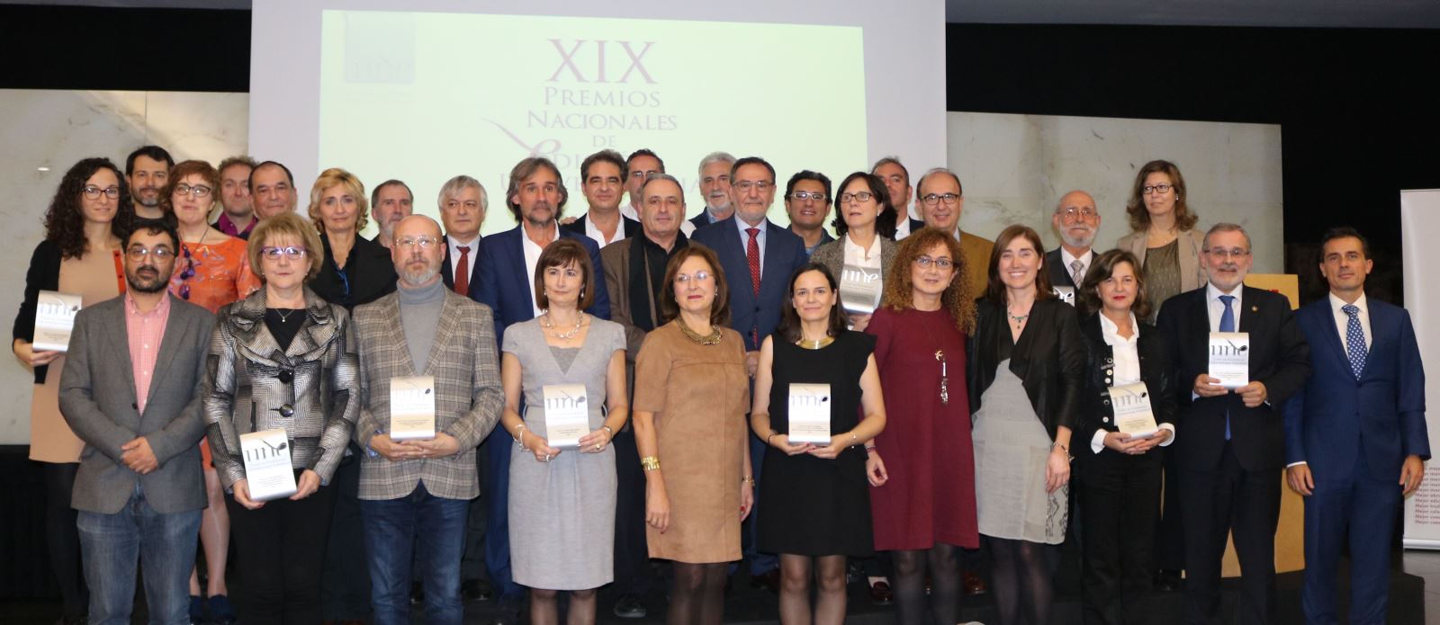 Foto de familia de los Premios Nacionales de Edición Universitaria 2016 / Rosa de Bustos 