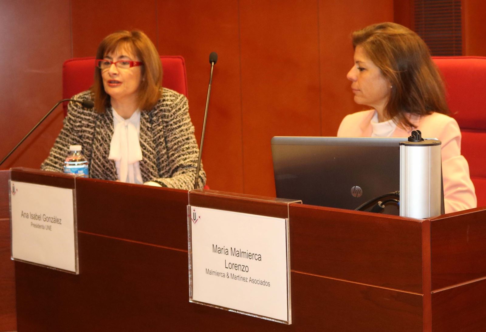 La presidenta de la UNE, Ana Isabel González (i), y la abogada María Malmierca (d) en unas jornadas sobre propiedad intelectual.