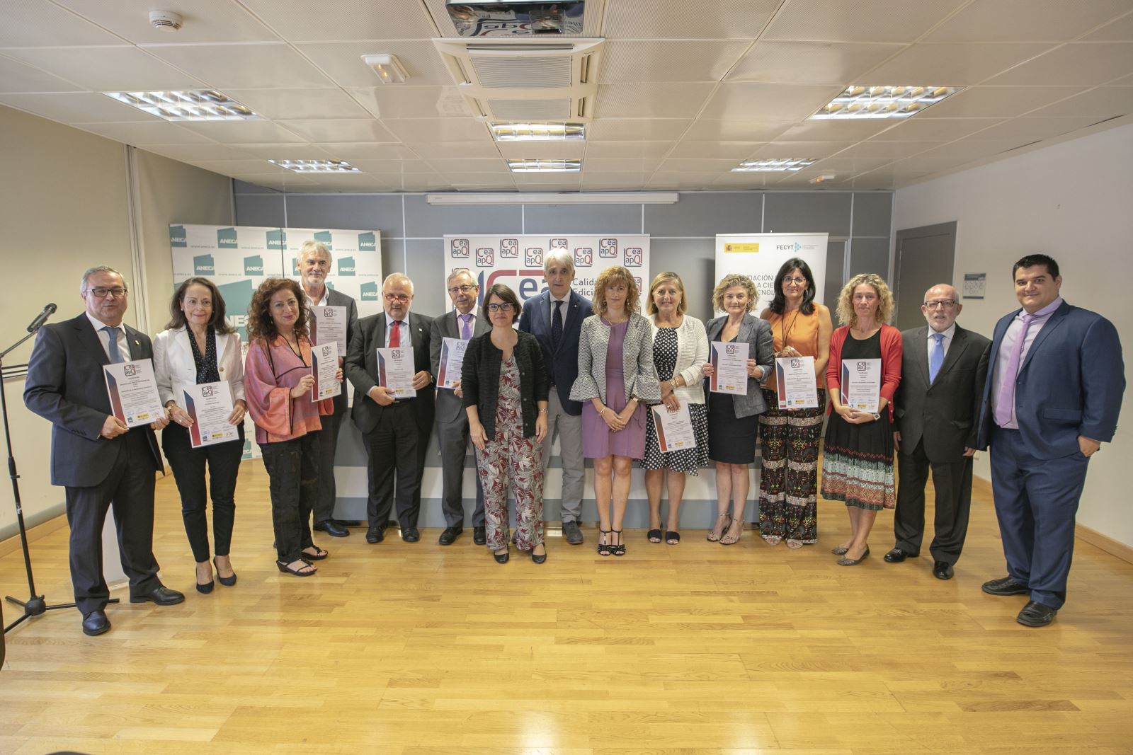 Entregados los certificados del sello de calidad en edición académica CEA-APQ, obtenidos en la convocatoria de 2018 / Rodrigo Mena Ruiz