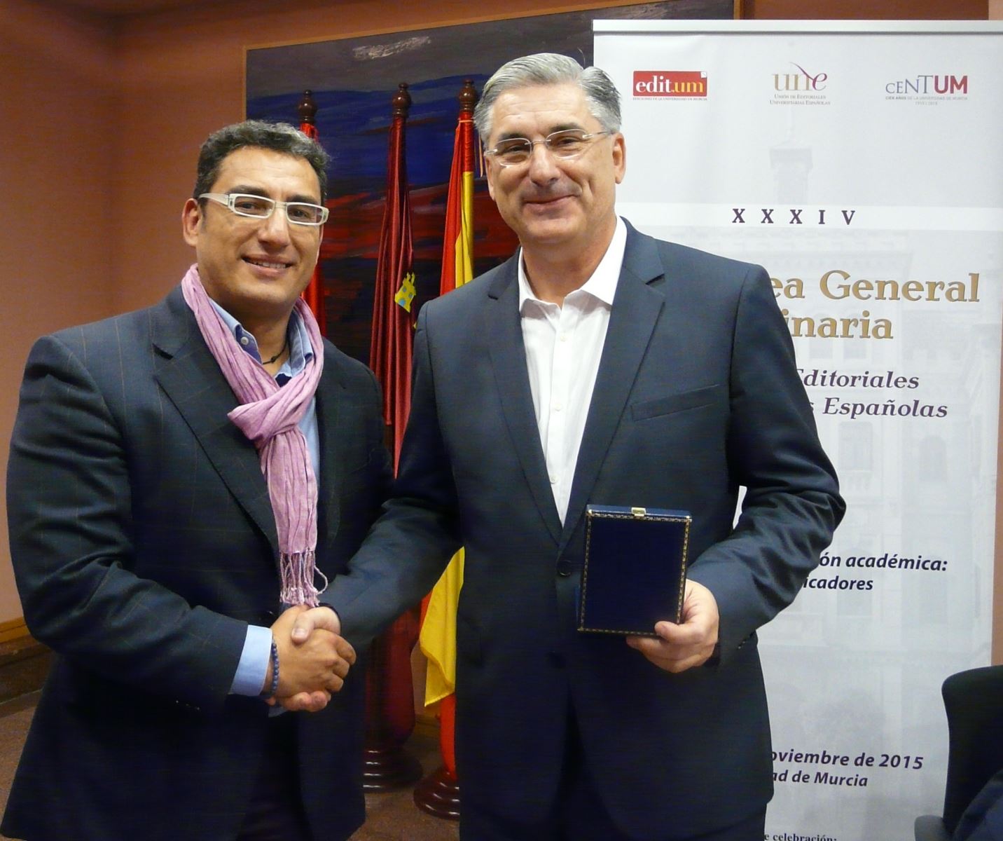 Fernando López Mora recoge la medalla de socio de honor de la UNE