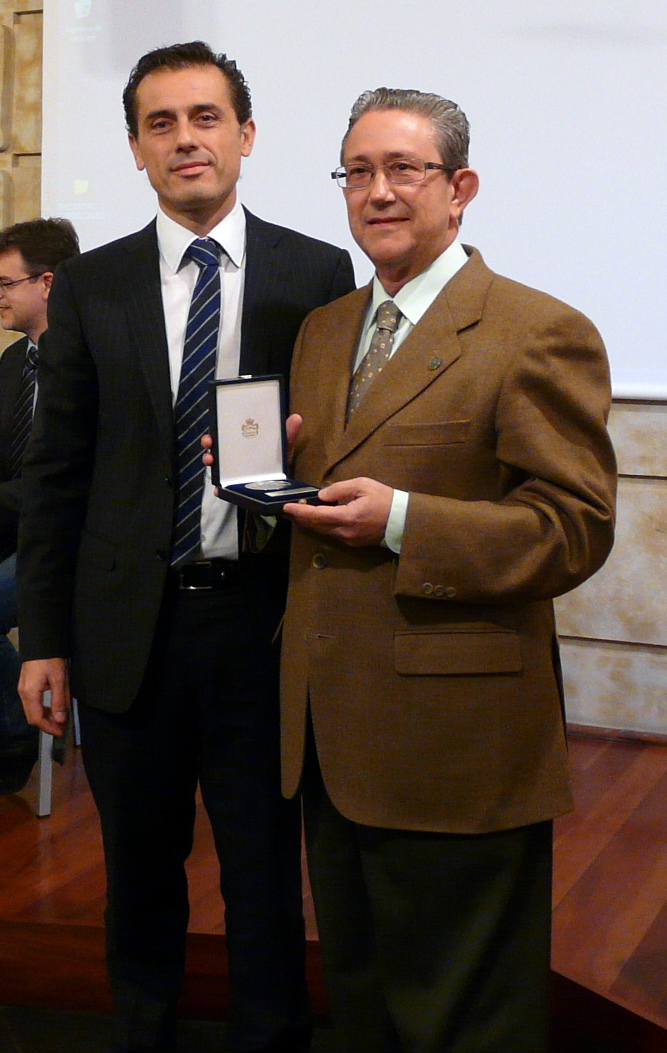 Rafael Peinado, recibió la medalla de socio de honor de la UNE