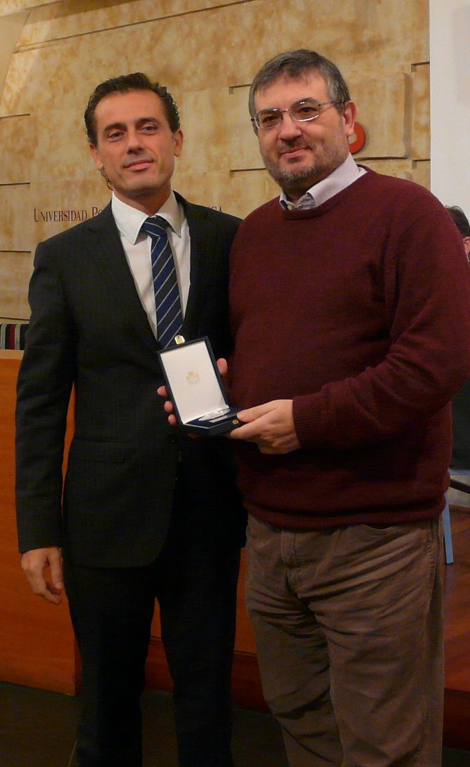 Antoni Furió, recibió la medalla de socio de honor de la UNE