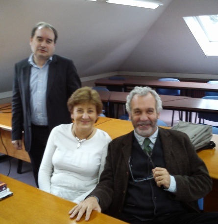 De esquerda a dereita, Rubén Lois, Josefina Gómez Mendoza e Oriol Ne-lo, editores do libro