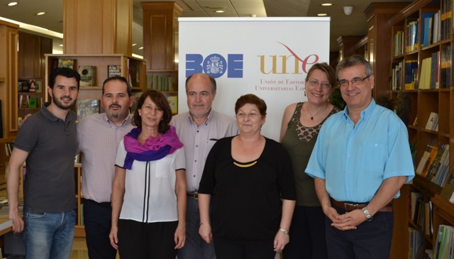 Los conferenciantes Sandra Isabel Souto (2ª dcha.) y Vicente Cervera (1º dcha.) ayer en el Espacio UNE de la Librería del BOE, junto a autores y editores de Editum.