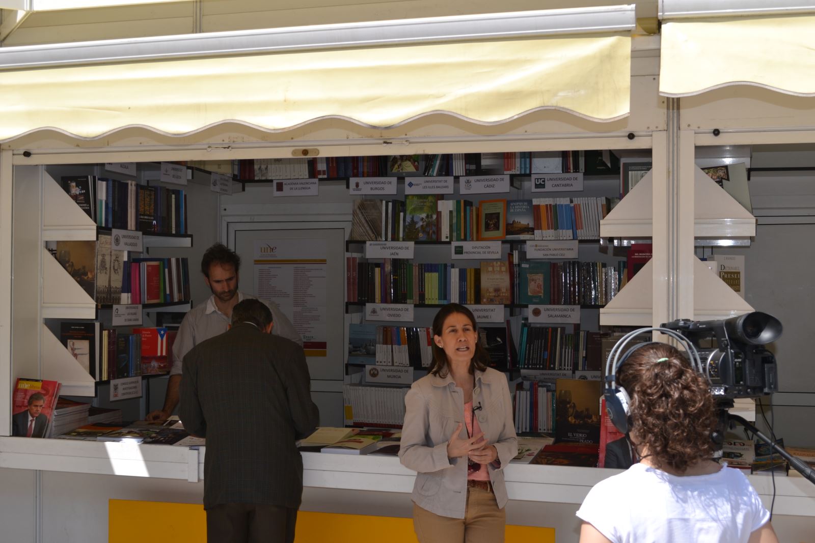Caseta UNE Feria del Libro Madrid 2013
