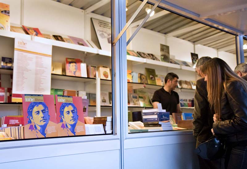 La UNE en la feria del Libro de Granada