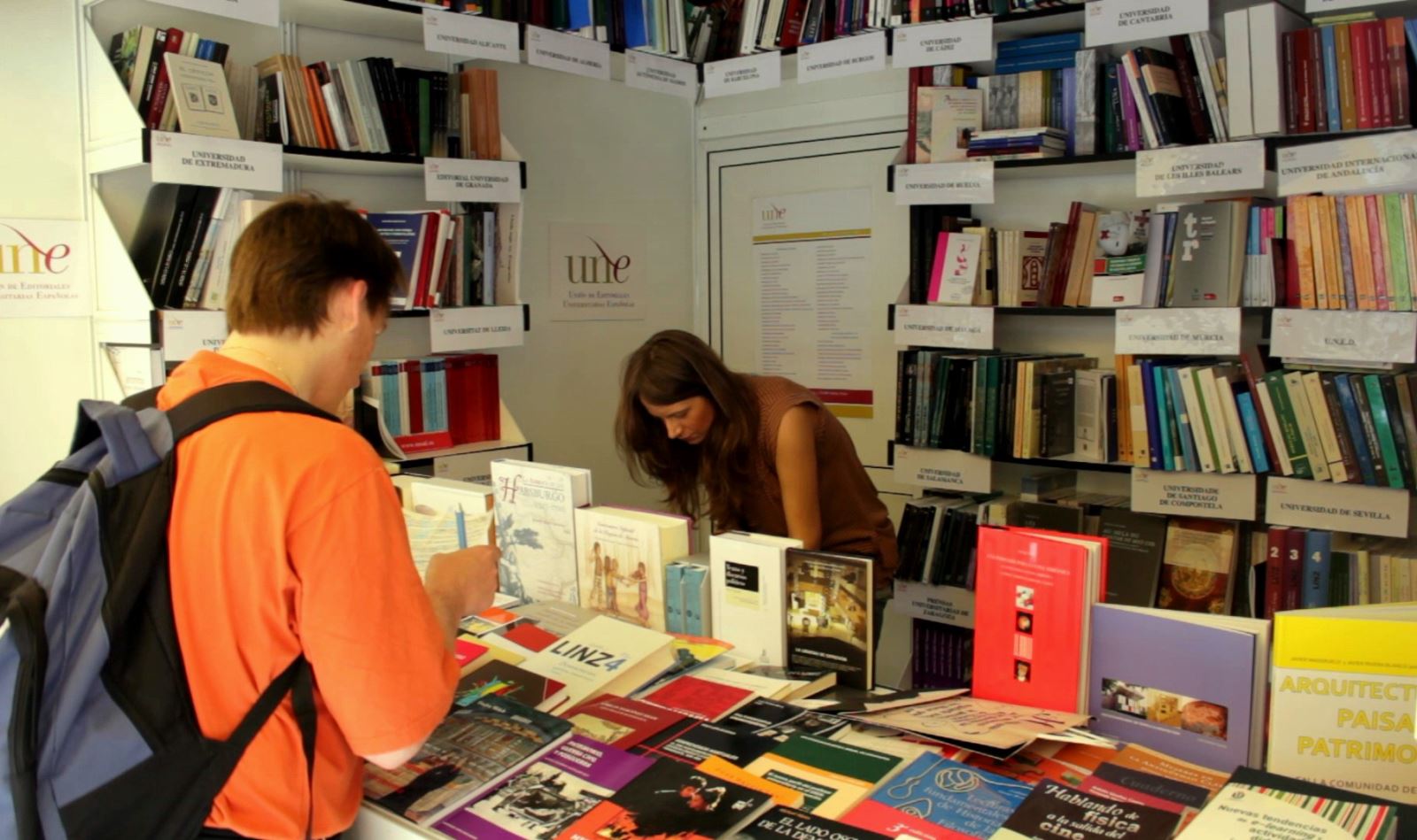 Caseta de la UNE en la Feria del Libro de Madrid 2012