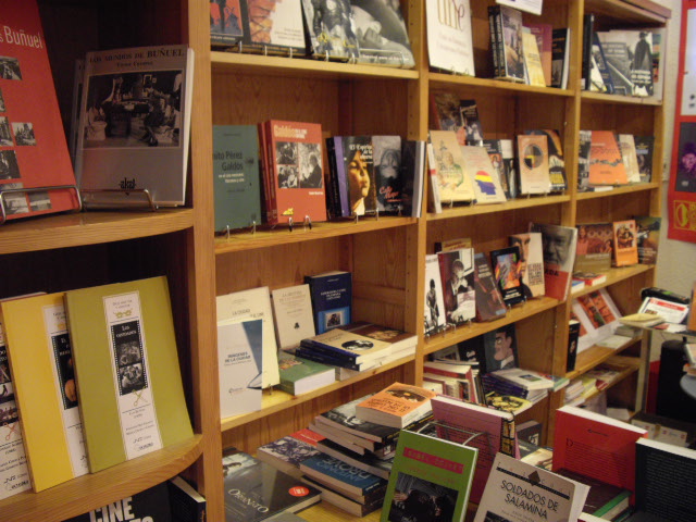 Exposición de libros de la UNE sobre cine iberoamericano en la librería Juan Rulfo de Madrid