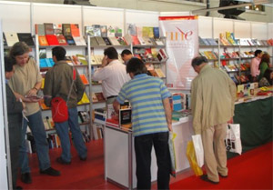 Fotos del stand de la UNE en la 29ª Feria Internacional del libro de Santiago de Chile