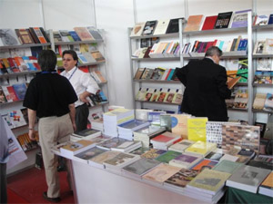 Fotos del stand de la UNE en la 29ª Feria Internacional del libro de Santiago de Chile