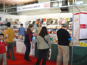 Fotos del stand de la UNE en la 29ª Feria Internacional del libro de Santiago de Chile