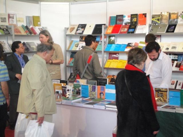Fotos del stand de la UNE en la 29ª Feria Internacional del libro de Santiago de Chile
