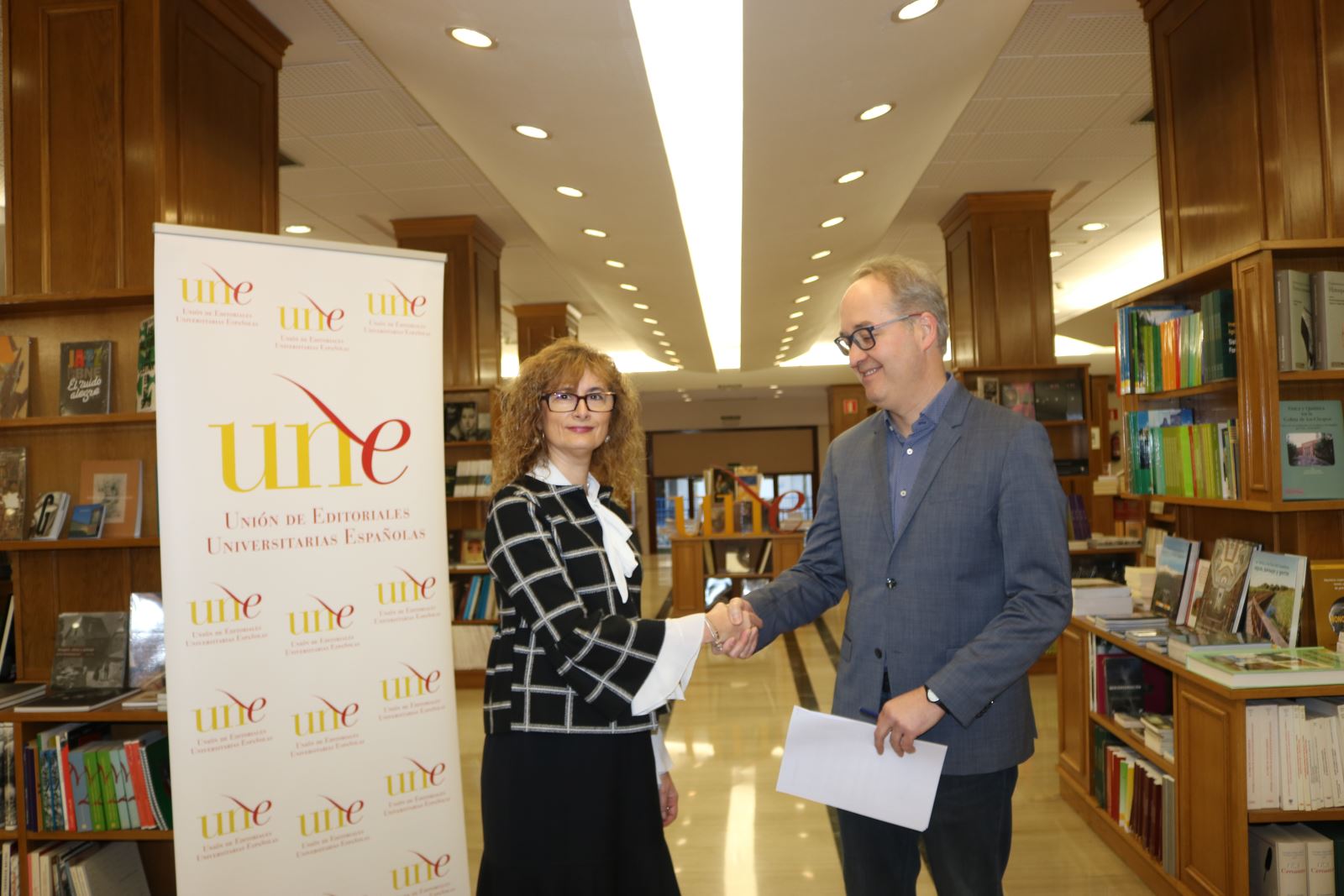 The Conversation y UNE cooperarán para visibilizar los libros de las universidades y centros de investigación españoles y a sus autores