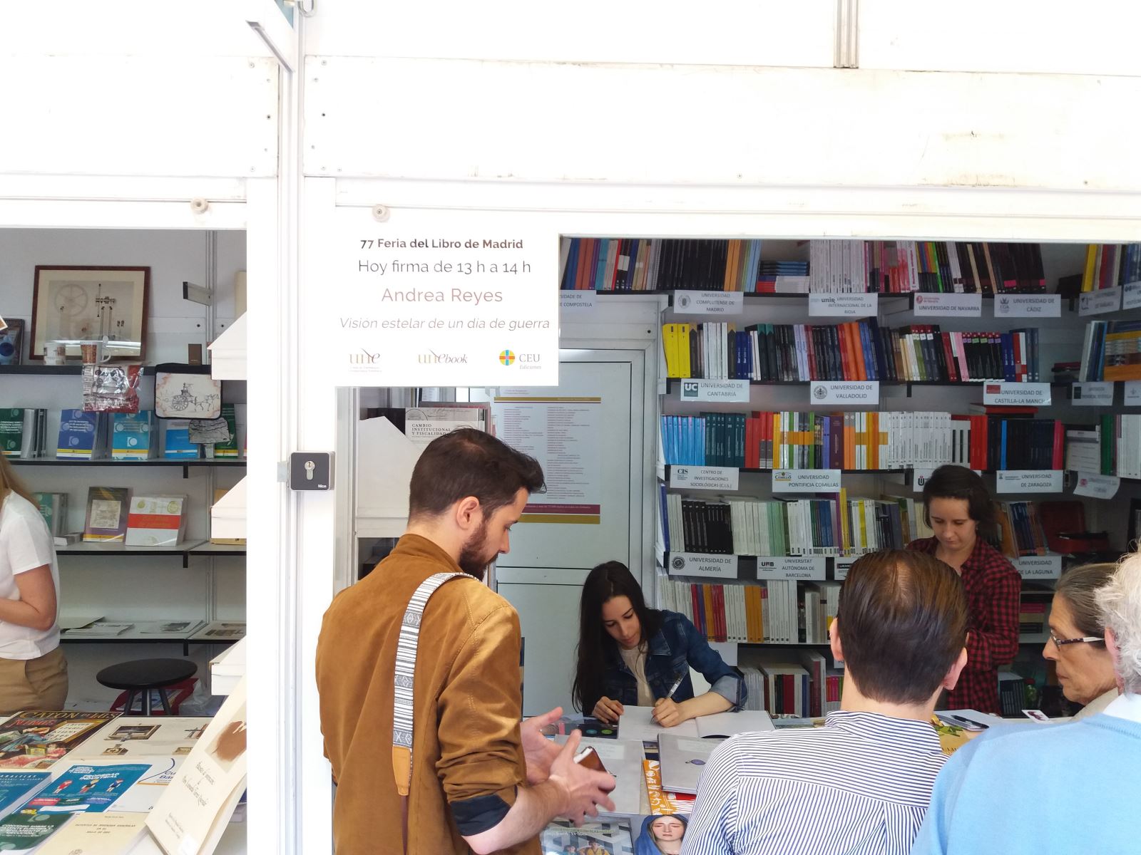 Caseta de la UNE en la Feria del Libro de Madrid
