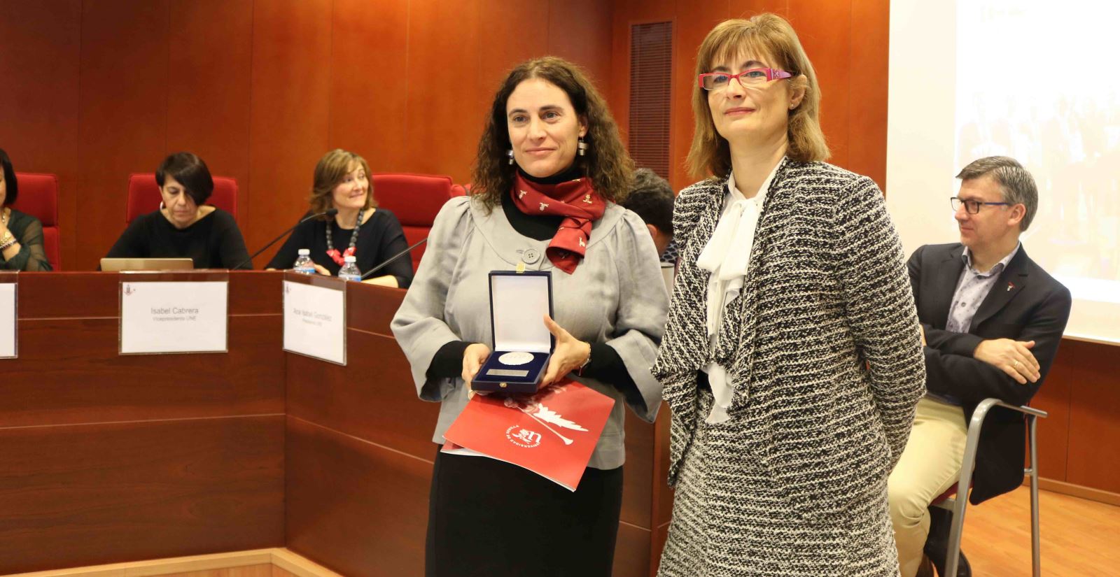 La UNE entrega las Medallas de Socios de Honor a Antonio Caballos e Inmaculada Delgado