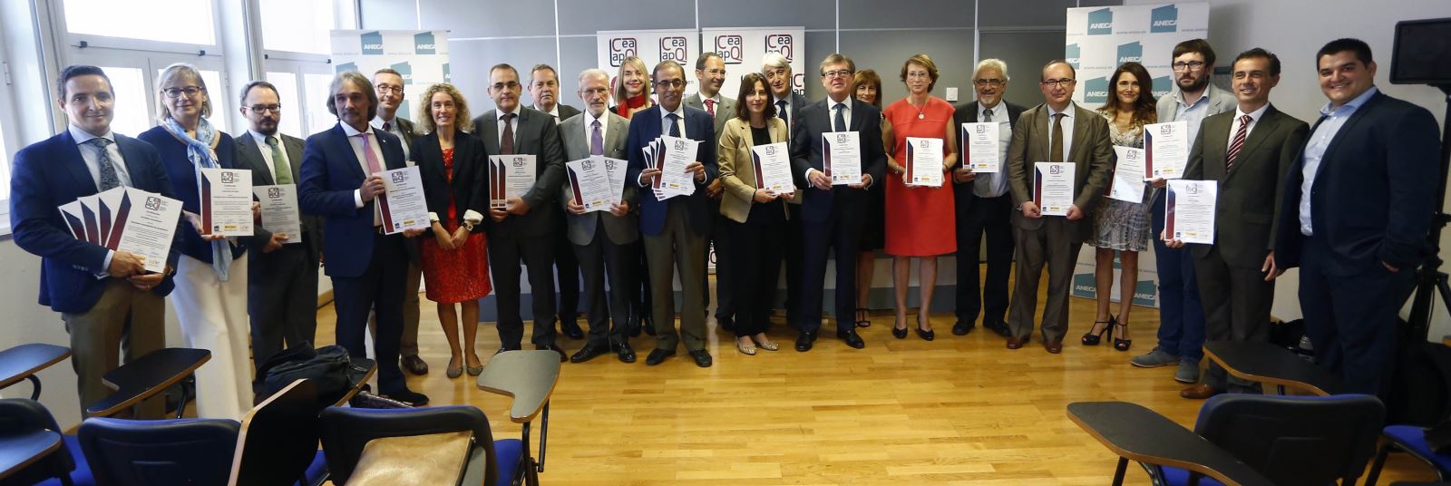 Entrega de los certificados del sello de calidad en edición académica CEA-APQ - Foto de grupo 