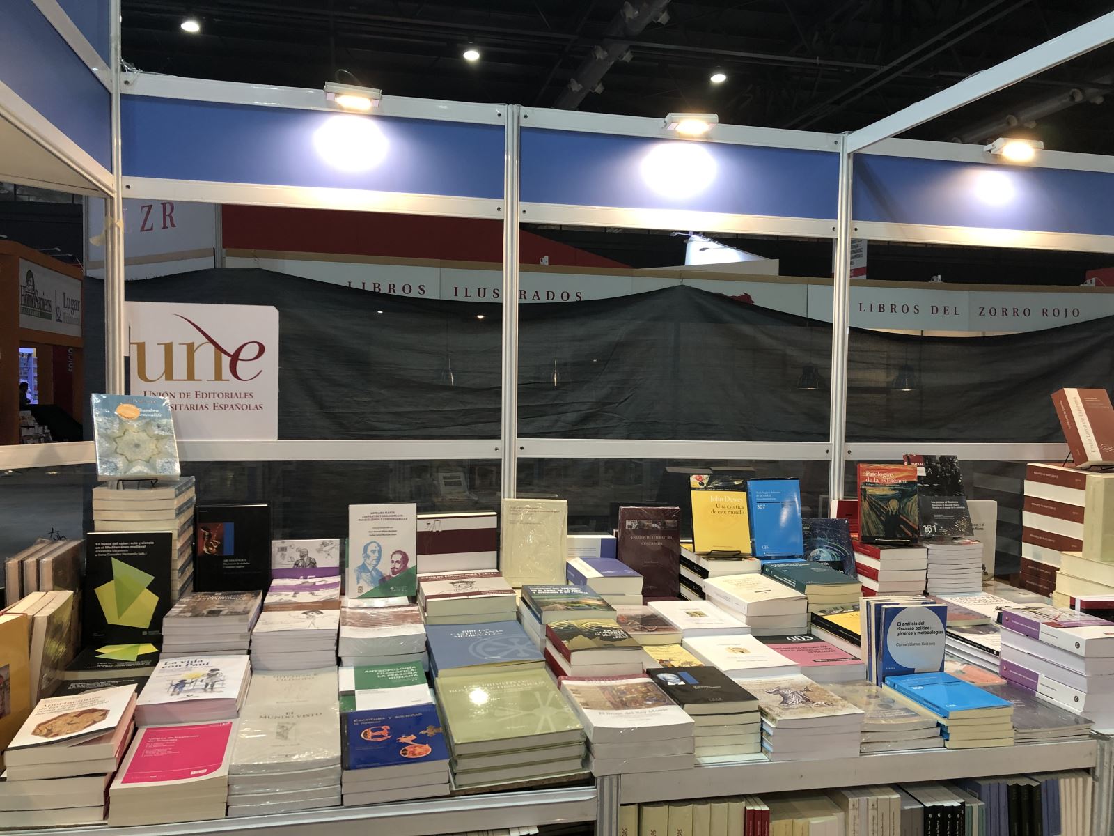 Stand de la UNE en la Feria del Libro de Buenos Aires