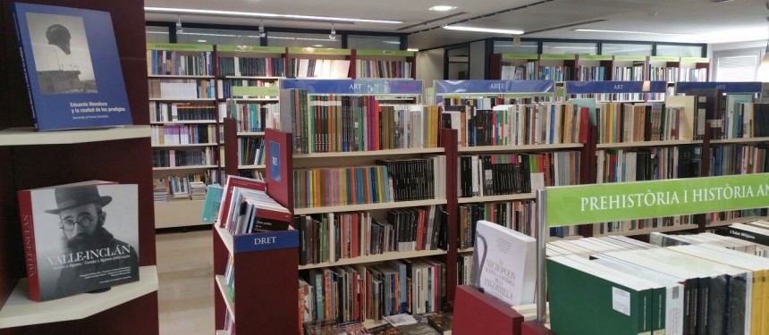 Javier Crespo: “Tener la librería abierta es muestra del compromiso de la universidad con el libro y la cultura”