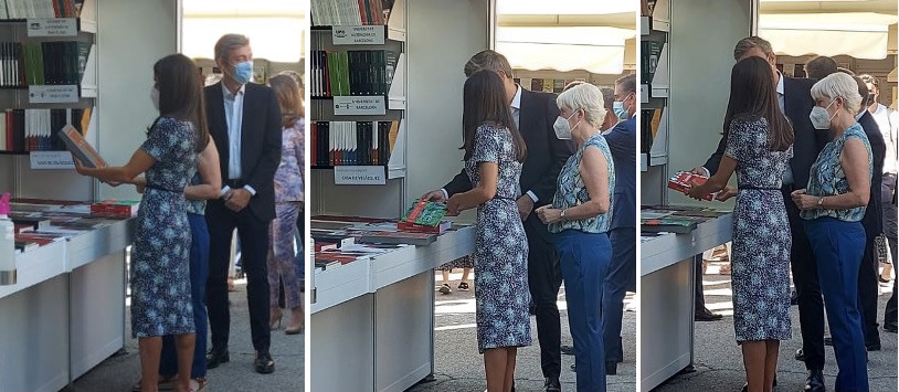 La reina Letizia visita la caseta de la UNE en la Feria del Libro de Madrid