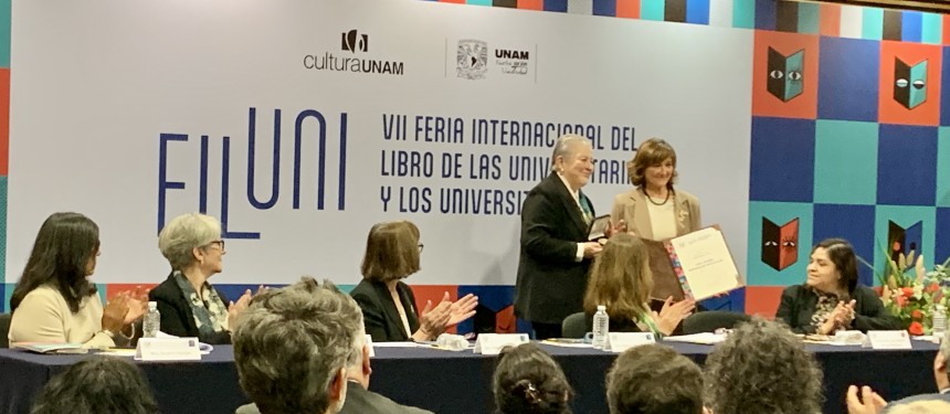 Ana Isabel González recibe el premio "Rubén Bonifaz Nuño" a la trayectoria editorial universitaria en FILUNI 2025