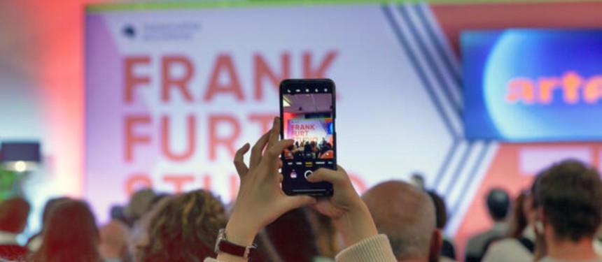 Las Editoriales UNE buscan expandirse a nuevos mercados en la 77ª Feria del Libro de Fráncfort 2025