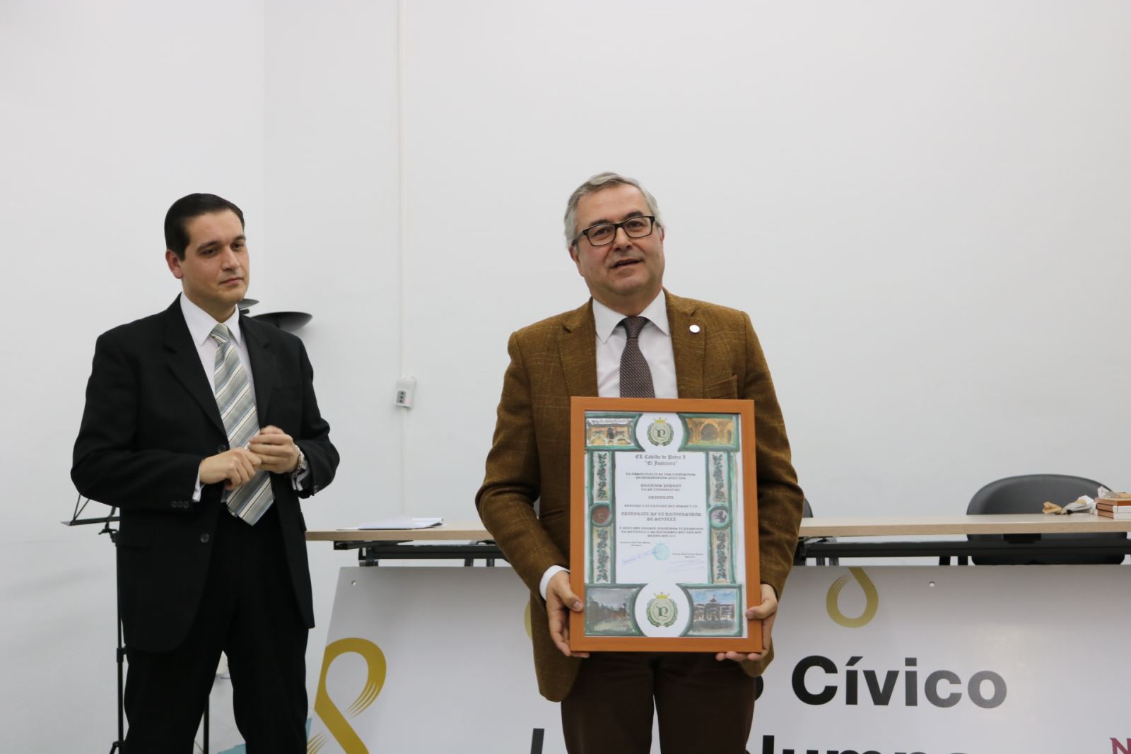 La asociación sevillana Cabildo Pedro I premia el desarrollo de la cultura de la Editorial Universidad de Sevilla