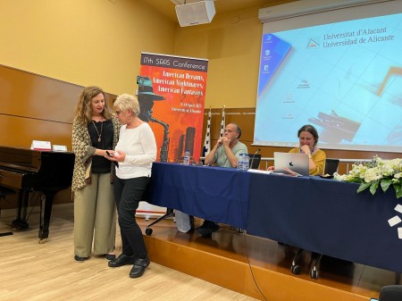 La SAAS honra a la catedrática de filología Inglesa de la UV Carme Manuel con la creación del premio «Carme Manuel Young Scholar Award» - Universitat de València