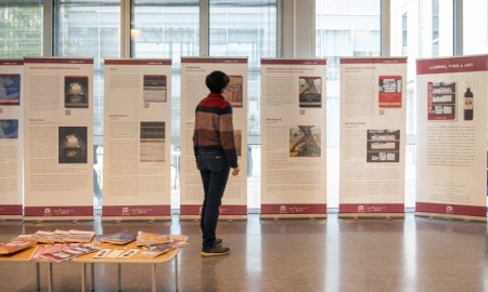 Una exposición muestra cubiertas de libros de Publicacions URV con imágenes del Fondo de Arte URV