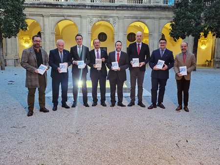 El Ayuntamiento de Granada acoge la presentación de una obra innovadora sobre 200 años de la Semana Santa