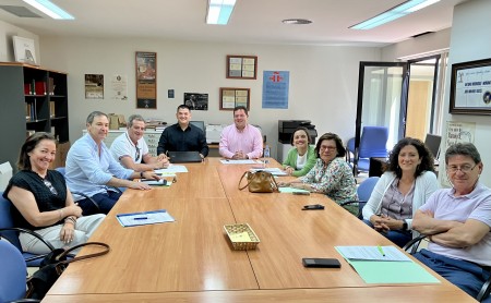 El secretario técnico de la UNE, Joaquín Corbacho, presenta a los directores de las colecciones académicas de la UEx el proceso de evaluación del sello de calidad CEA-APQ en una reunión celebrada en Cáceres el 12 mayo 2023.