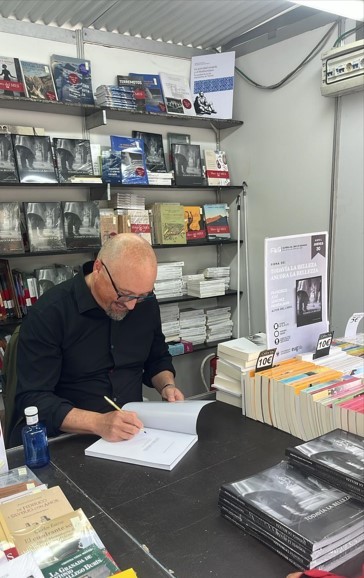 Firma de libros con Francisco José Sánchez Montalbán en la Feria del Libro de Granada