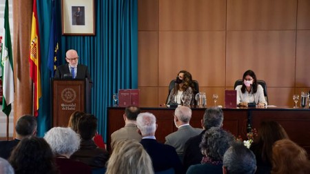 La UHU presenta el libro "Opera minora selecta" del profesor emérito Antonio Ramírez de Verger