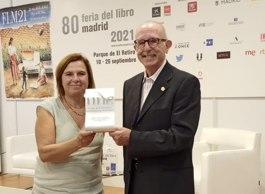 José Antonio Gallardo recoge el premio a la Mejor Monografía de Ciencias Jurídicas y Sociales de la UNE