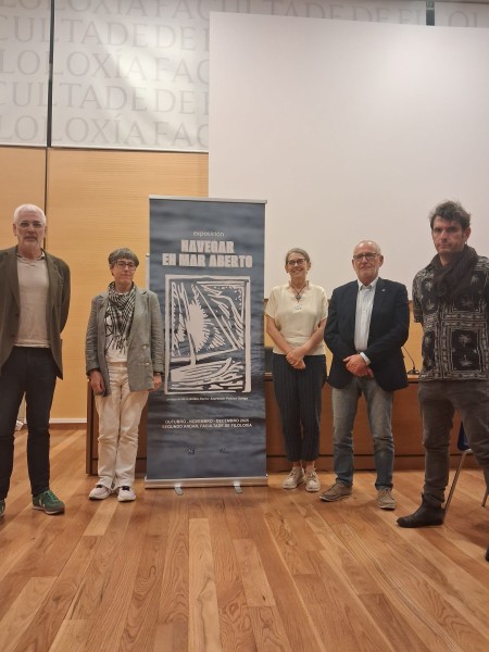 Inaugurada na Facultade de Filoloxía a exposición ‘Navegar en mar aberto’ con motivo dos 44 anos da revista “Dorna. Expresión Poética Galega”